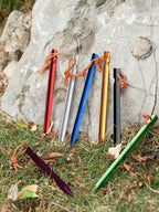 Set de 10 Estacas Ultraligeras de Aleación de Aluminio 18cm para Camping con Bolsa de Almacenamiento y Cuerda