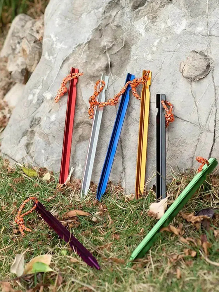 Set de 10 Estacas Ultraligeras de Aleación de Aluminio 18cm para Camping con Bolsa de Almacenamiento y Cuerda