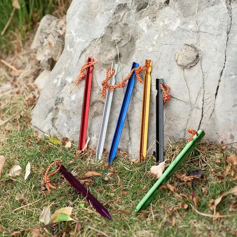 Set de 10 Estacas Ultraligeras de Aleación de Aluminio 18cm para Camping con Bolsa de Almacenamiento y Cuerda